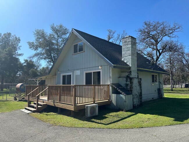 Building Photo - Country Living on 4.6 Acres – 3 Bedroom / 2 Bathroom Home in Cottonwood