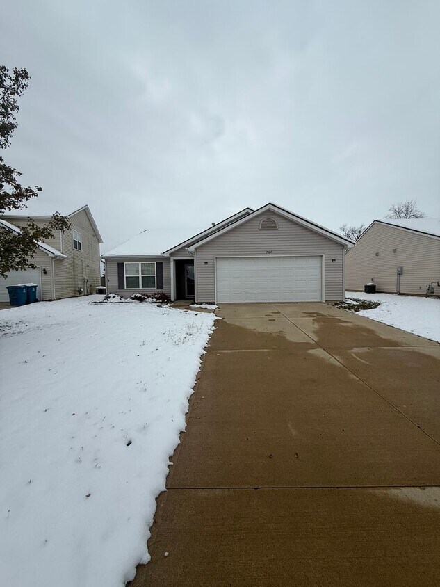 Foto principal - New 3 bedroom listing!