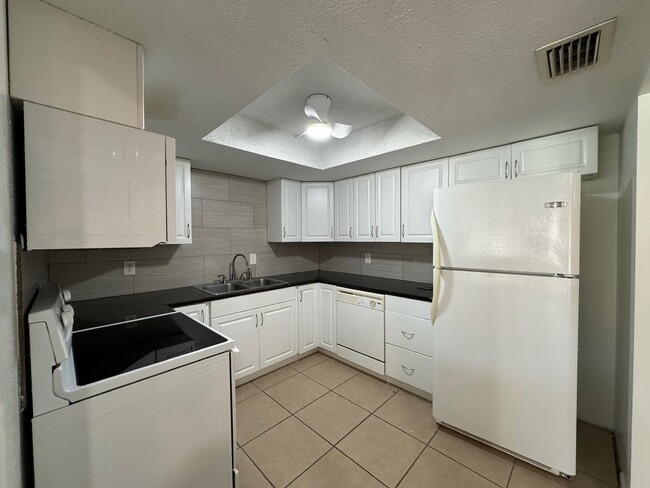 Kitchen - 568 Bahia Cir