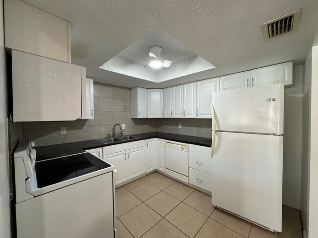 Kitchen - 568 Bahia Cir