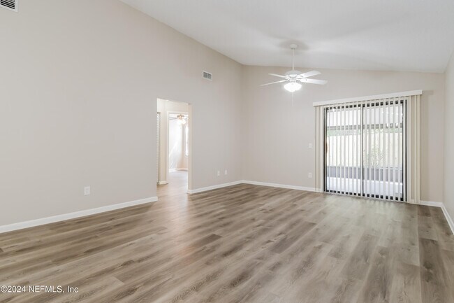 Foto del edificio - 8761 Pinevalley Ln