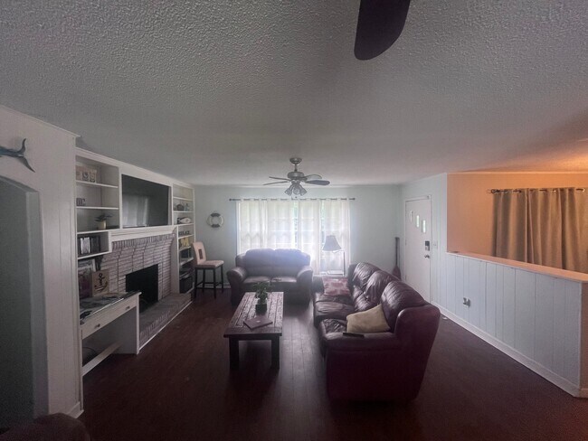 Foto del edificio - 100 Douglas Dr