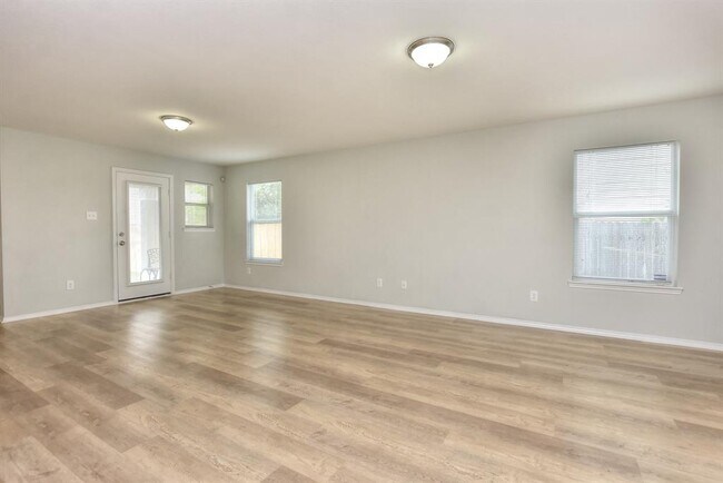 Building Photo - 2206 Weiss Ln