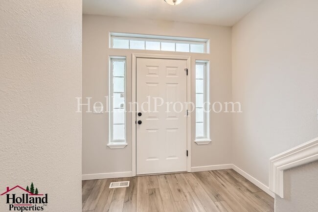 Building Photo - Charming Home with 3 bed and 2.5 baths and...