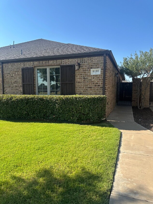 Foto principal - Beautifully Maintained Duplex - Lease Only