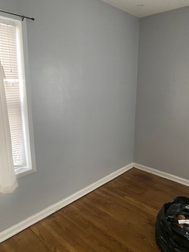 Foto del edificio - 2 bedroom 1 bath house  with fenced in yard available soon!