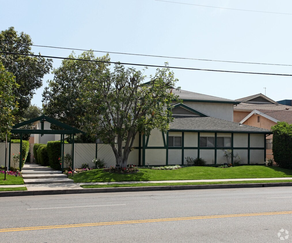 Primary Photo - 18026 Burbank Blvd
