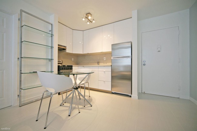 Building Photo - 960 Collins Ave