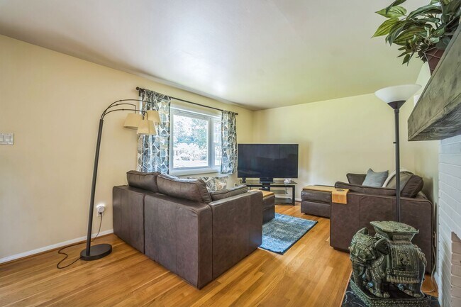 Foto del edificio - Charming 4 Bedroom Brick Home - Ideal Loca...