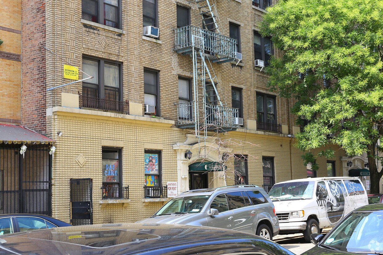 Building Photo - 552 W 188th St