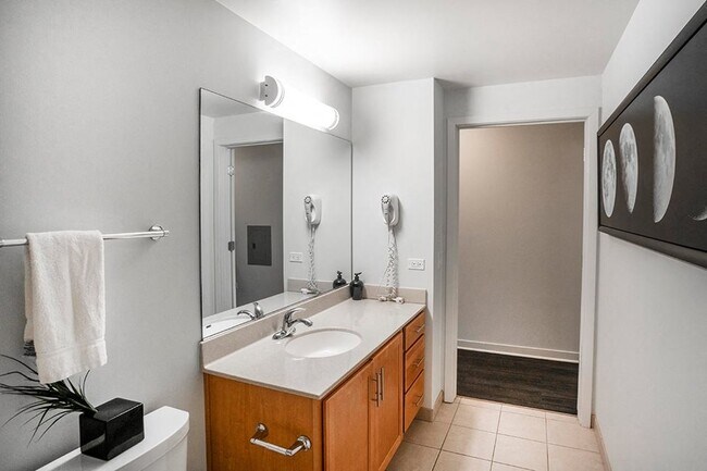 Building Photo - 3Bed/2.5Bath East Penthouse  at 555 W Kinz...