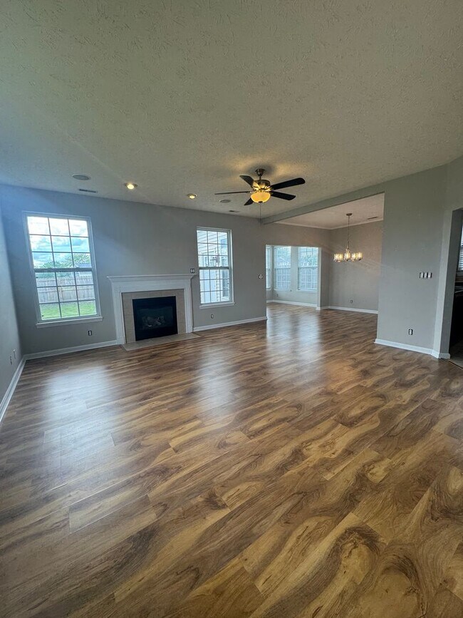 Foto del edificio - Three Bedroom Home with Fenced in Yard!