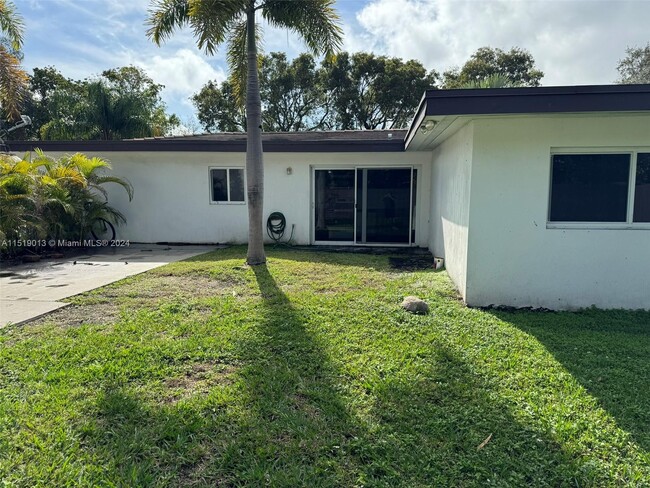 Building Photo - 337 Mendoza Ave