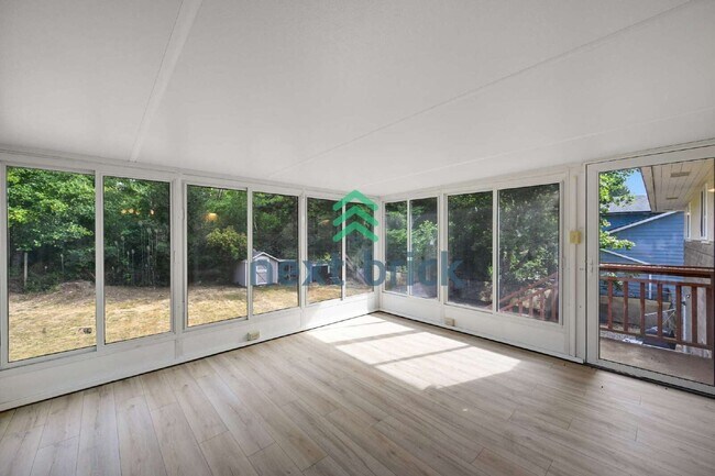 Foto del edificio - Charming 3-Bedroom Edmonds Home with 2 Full Baths and Spacious 1982 Sq. Ft. Living Space!