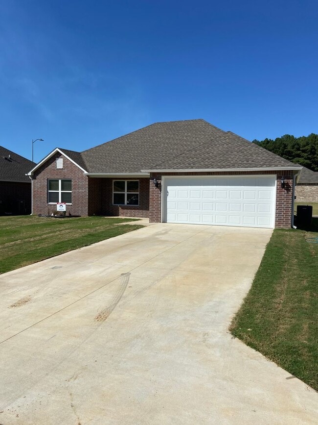 Building Photo - *NO RENT UNTIL 2026!* Three Bedroom | Two ...