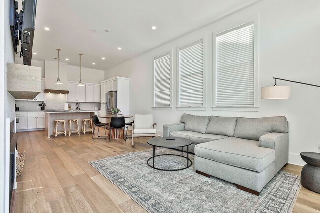 Foto del edificio - Fully Furnished Trilith Townhome with Large Patio and 2 Car Garage