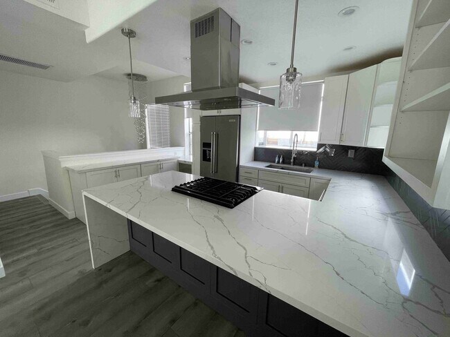 Foto del edificio - COMPLETELY UPDATED SHERMAN OAKS TOWNHOME!