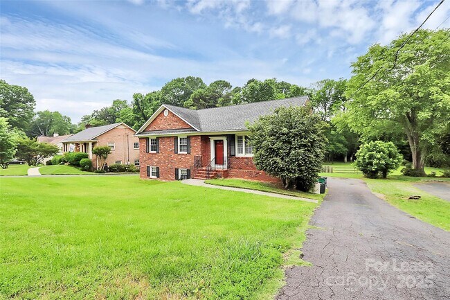 Building Photo - 6908 Lancer Dr