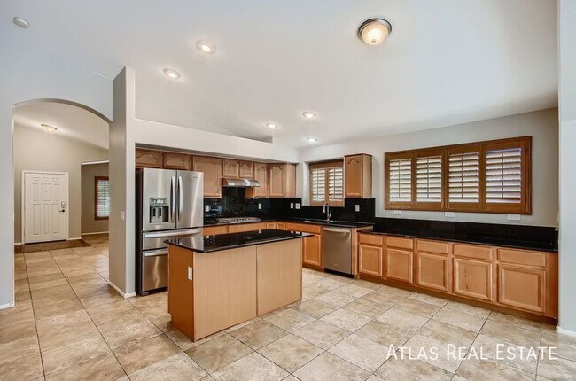 Building Photo - 1305 W Busa Dr