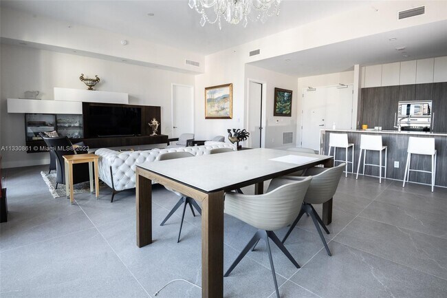 Foto del edificio - 275 Giralda Ave