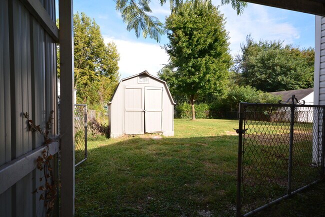 Building Photo - 3 Bedroom, 1 Bath totally fenced-in yard