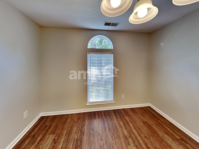 Foto del edificio - 1720 Silverberry Ct