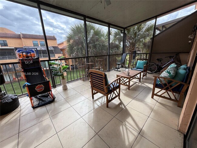 Building Photo - 450 Commodore Dr