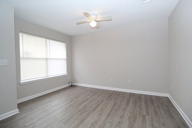 Foto del edificio - 3BR, 2BA Duplex in NW Pensacola – Convenie...