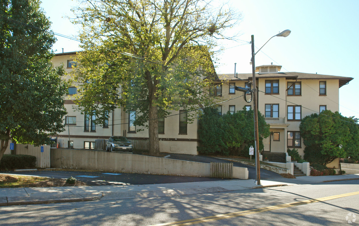 Building Photo - 1222-1224 Maple Ave SW