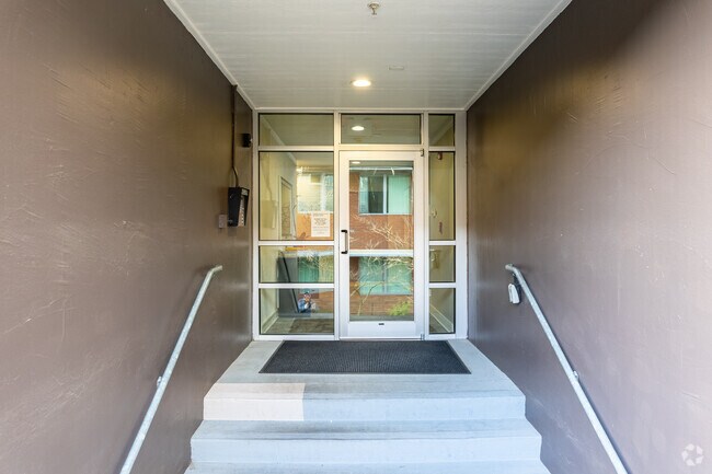 Entrada - Northrup Medical Building