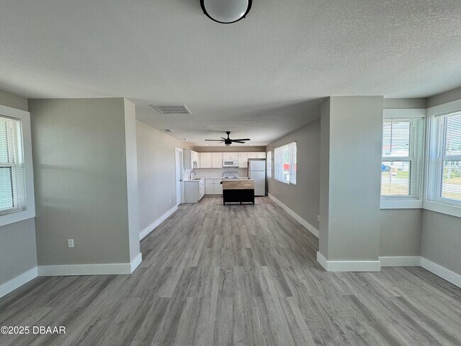 Foto del edificio - 127 Moore Ave