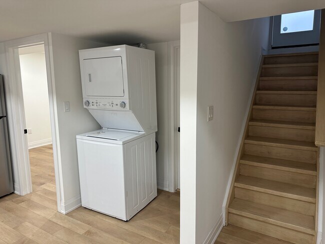 Photo du bâtiment - Spacious 3-Bedroom Legal Apartment for Ren...