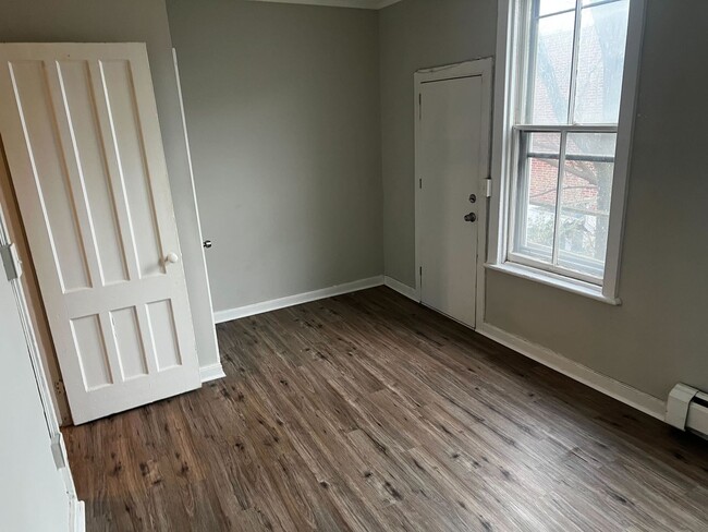 Building Photo - 125 Dove St