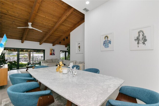 Building Photo - 2647 Parkview Dr S