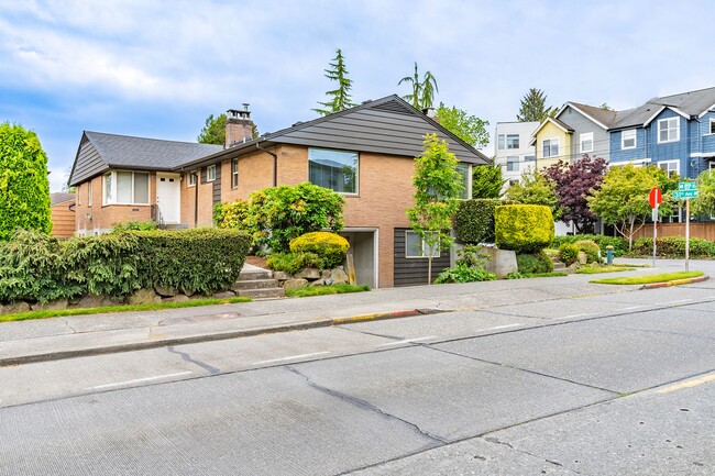 Building Photo - Charming Ballard  Daylight One Bedroom Plu...