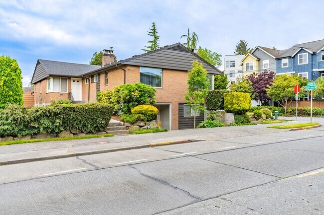 Building Photo - Charming One Bedroom/One Bath In North Bal...