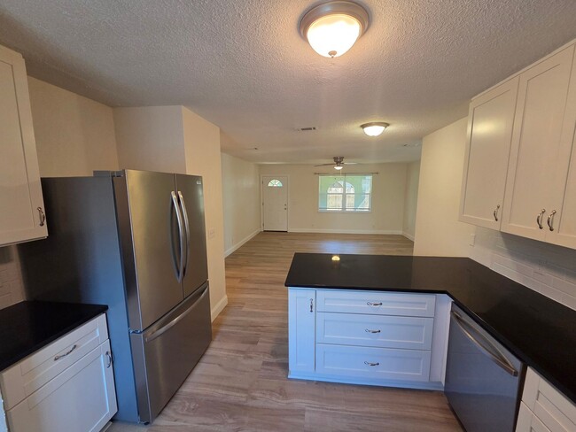 Foto del edificio - 6217 Pinetree Ave