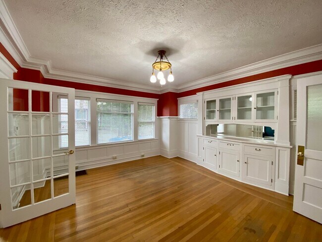 Building Photo - Beautiful Craftsman House on NE Broadway