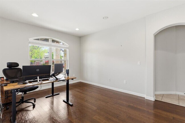 Foto del edificio - 2409 Muzzie Ln