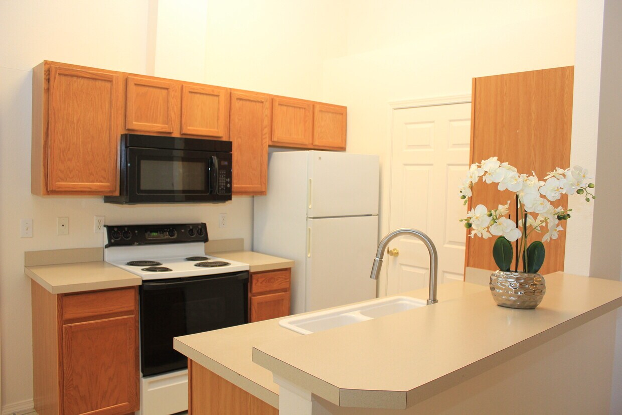 Cocina con amplia encimera y espacio de almacenamiento - 7626 W Opohonga Ln