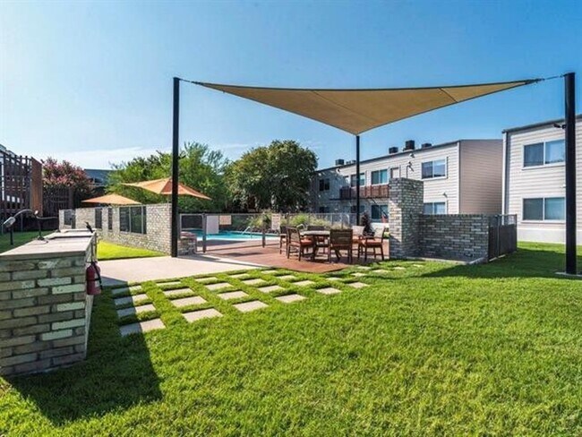 Building Photo - 2200 Dickson Dr