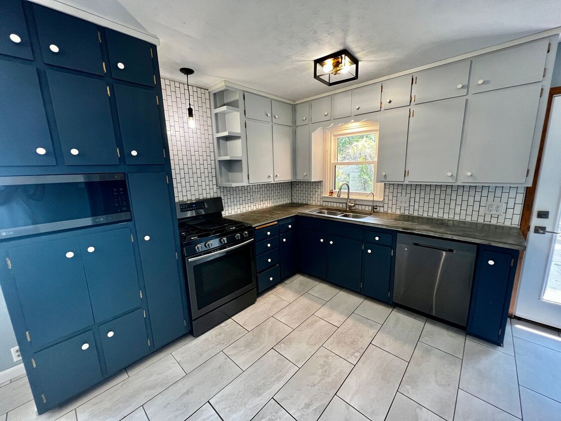 Updated 4 Bed 2 Bathroom House near East HyVee! - Updated 4 Bed 2 Bathroom House near East HyVee!
