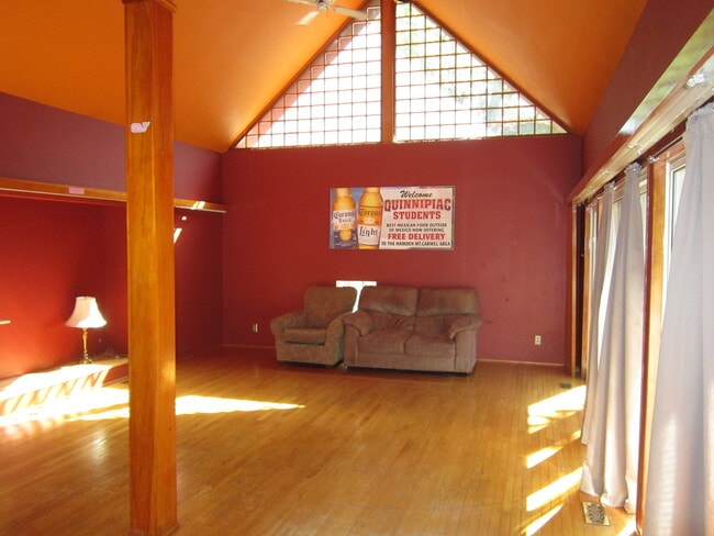 Building Photo - Single Family Home within walking distance to Quinnipiac