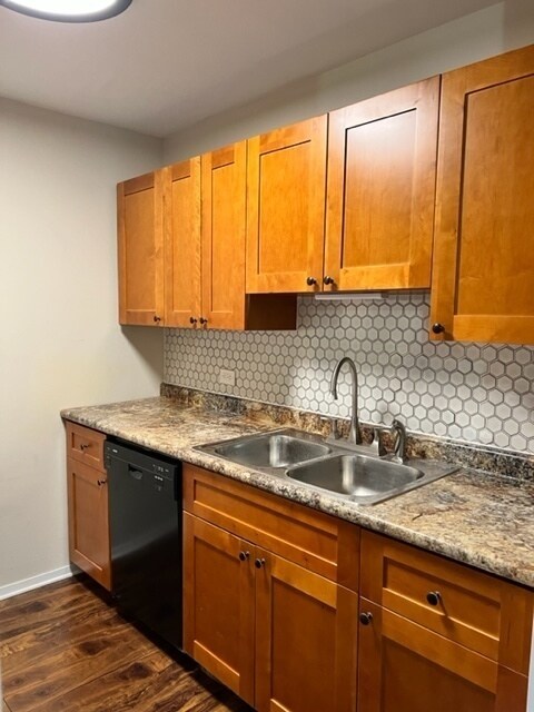 Foto del edificio - 6188 Pinewood Ct