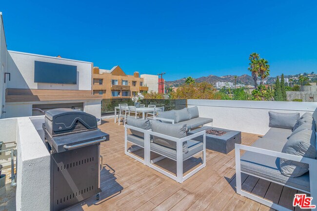 Foto del edificio - 1214 N Sycamore Ave