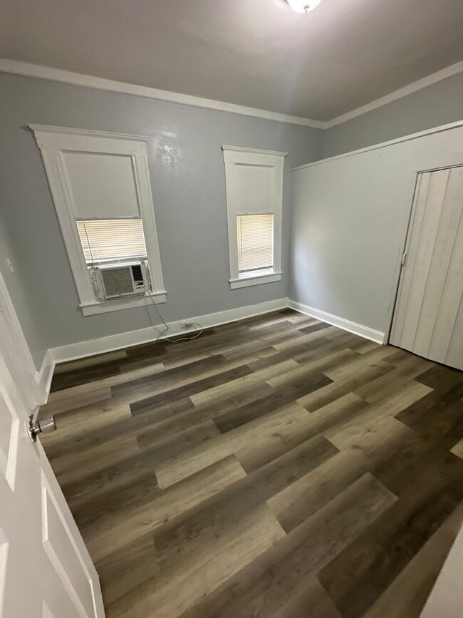 Building Photo - Fully Renovated 2/1 -Single Family Availab...