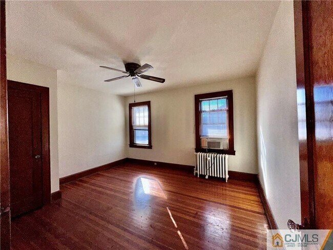 Building Photo - 560 Spruce Ave
