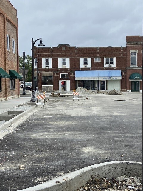 Primary Photo - 104 W Main St