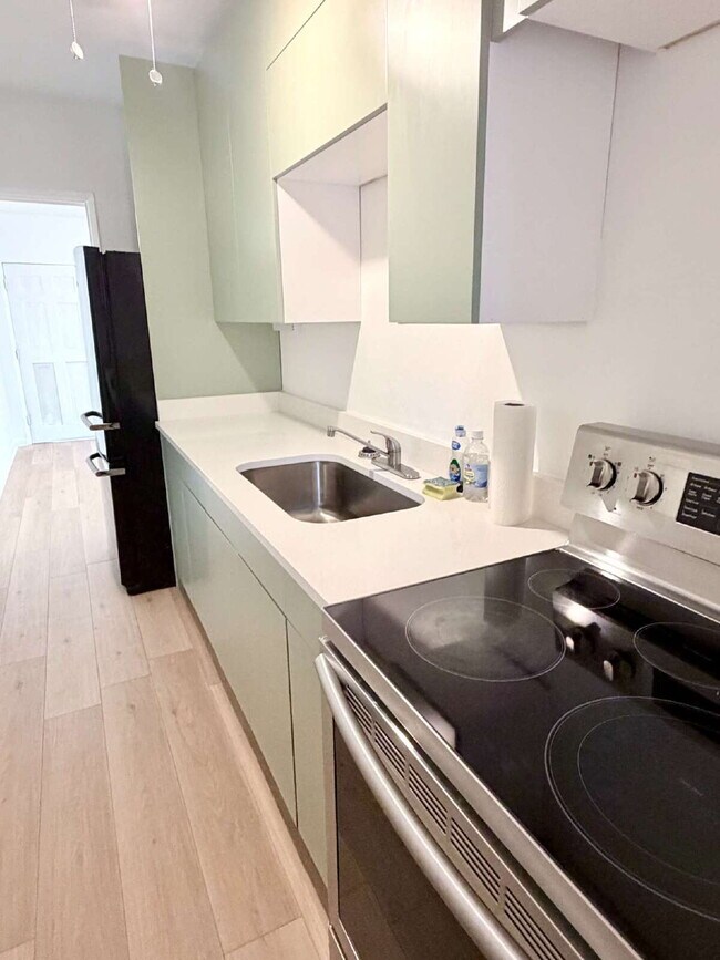 Foto del edificio - "Charming 1-Bedroom Retreat in West Palm Beach – Spacious 700 Sq Ft Haven!"