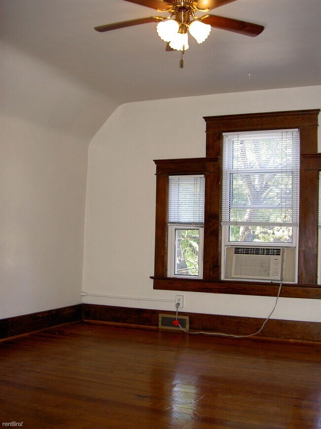 Foto del edificio - 9 br, 4 bath House - 324 John St